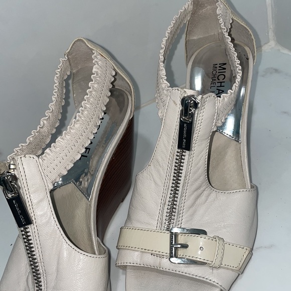 Micheal Kors Cream Leather Wedges - Picture 5 of 9